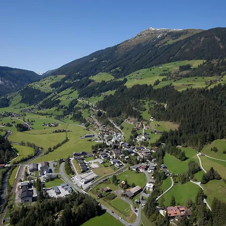 In With Swimming Pool And Views *